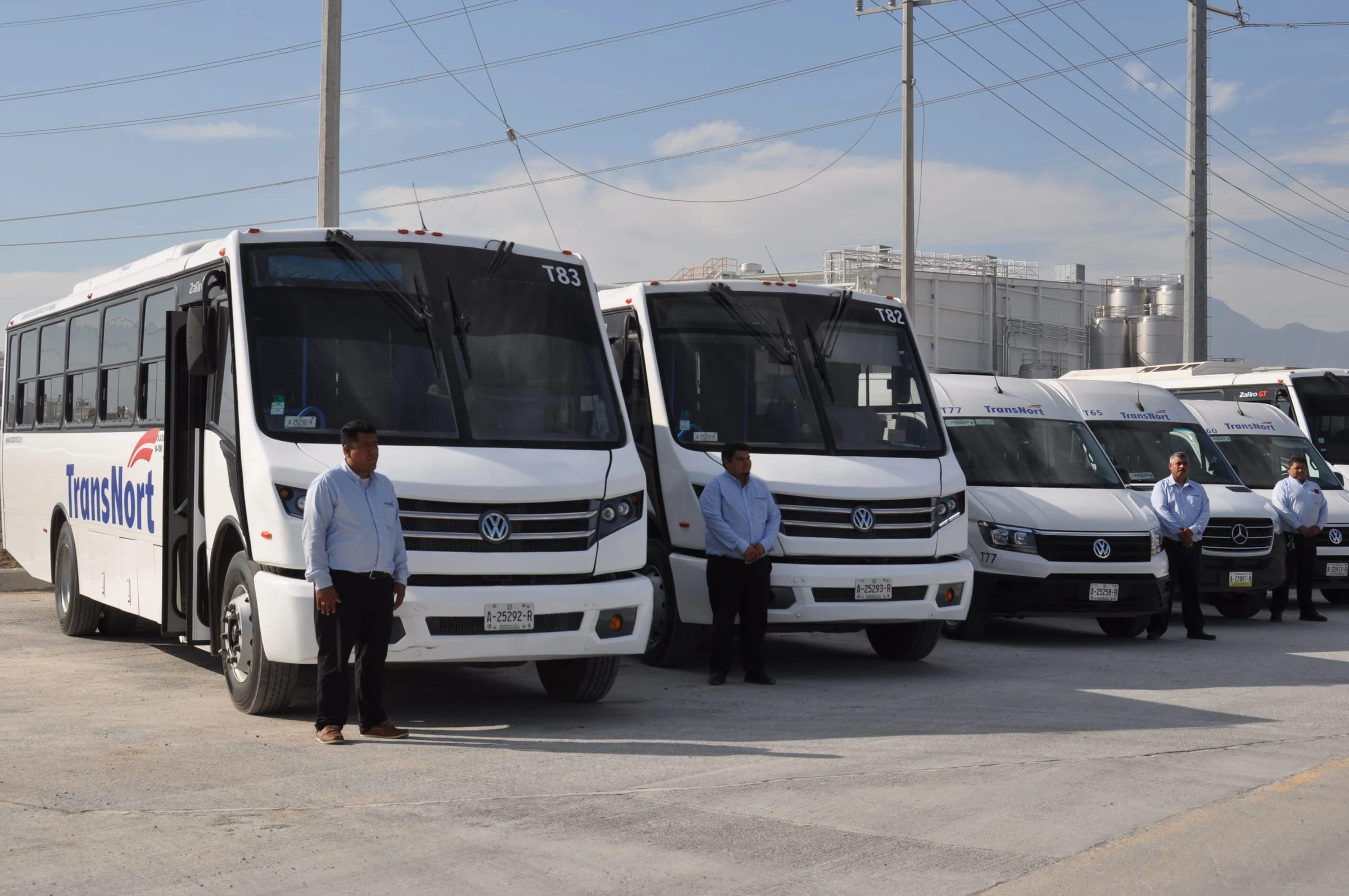 Flota de autobuses y vans TransNort con sus operadores